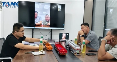 Цистерна и Киргиз купац држи видео конференцију за поновљене редослед семи - ...